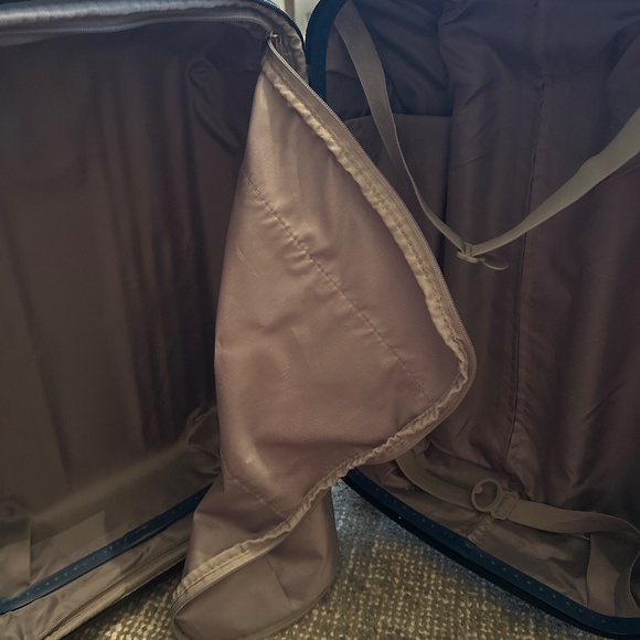 Suit case - Picture 3 of 5